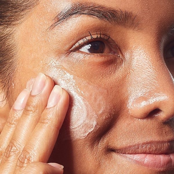 KIEHLS_Clearly_Corrective_Brightening_Exfoliating_Daily_Cleanser_Apply