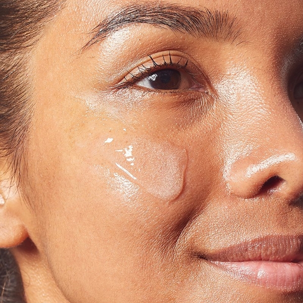 KIEHL_S_Clearly_Corrective_Brightening_Exfoliating_Daily_Cleanser_Apply