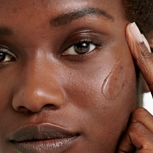 CLINIQUE_Even_Better_Clinical_Radical_Dark_Spot_Plus_Corrector_Interrupter_Serum_Apply