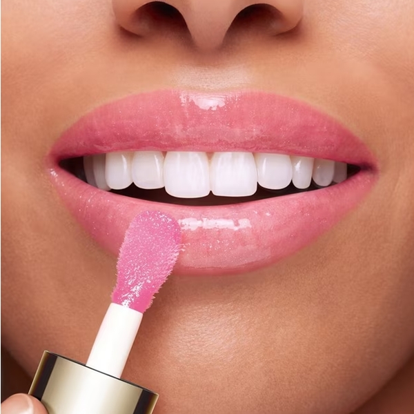 CLARINS_04_Lip_Comfort_Oil_With_Sweetbriar_Rose_Oil_Apply