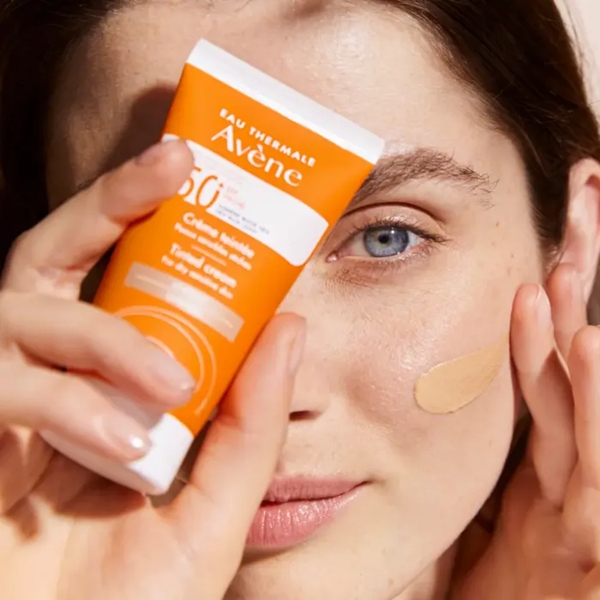 AVÈNE_Tinted_Fluid_SPF50_Apply
