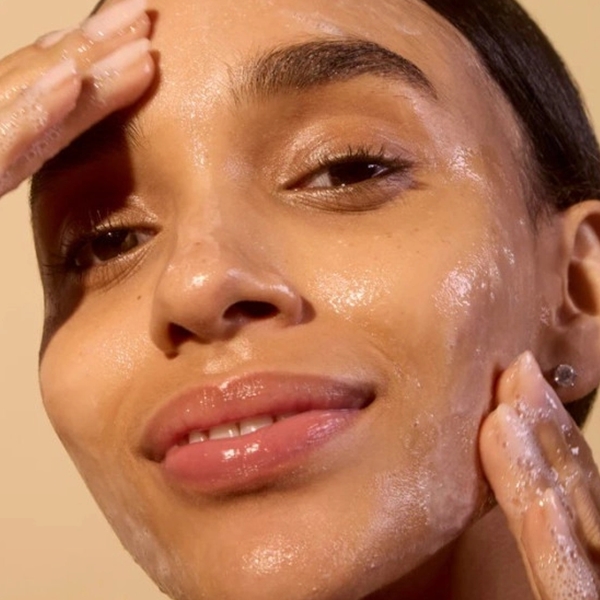 Acure_brightening_cleansing_gel_Apply