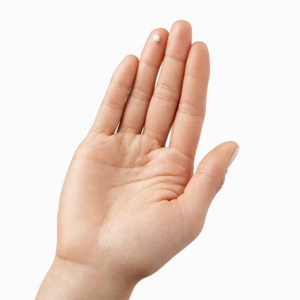 KIEHLS_Powerful_Strength_Dark_Circle_Reducing_Vitamin_C_Eye_Serum_15ml_application-595x595