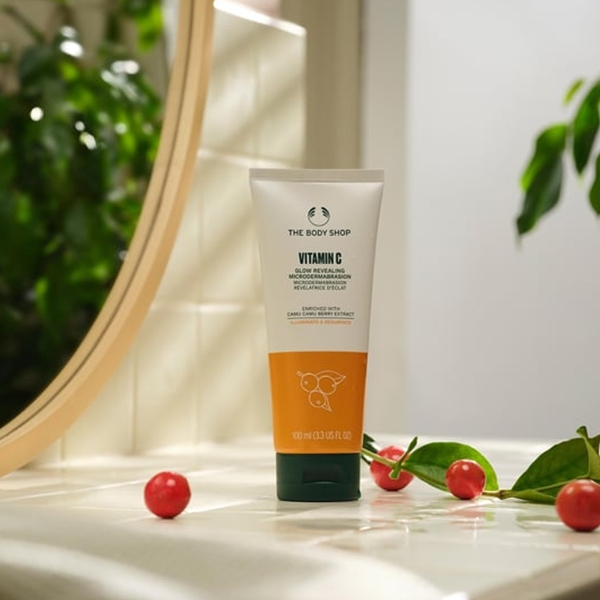 THE_BODY_SHOP_Vitamin_C_Glow_Revealing_Microdermabrasion_use