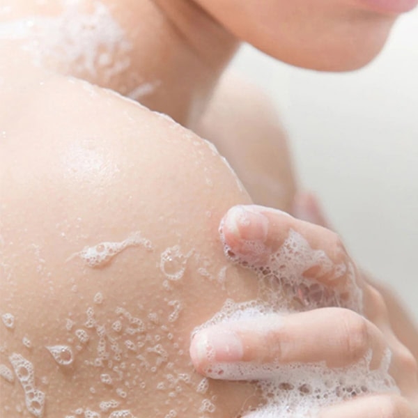 CAUDALIE_Eau_Des_Vignes_Shower_Gel_Apply